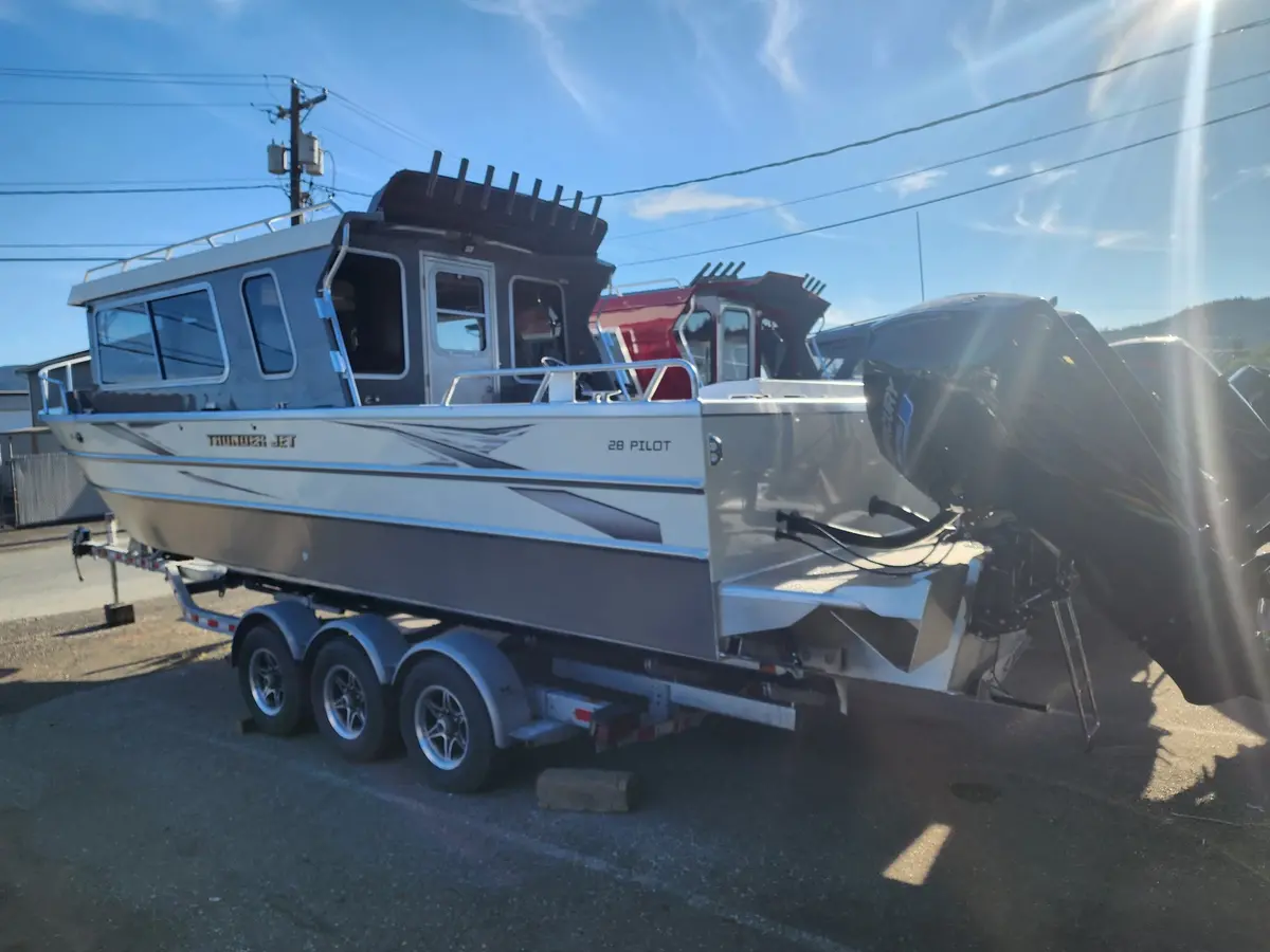 2025 Thunderjet - 28 Pilot (, Galley, Berth + Walk-In Head & Garmin Electronics) W/ Twin 300Hp) 1